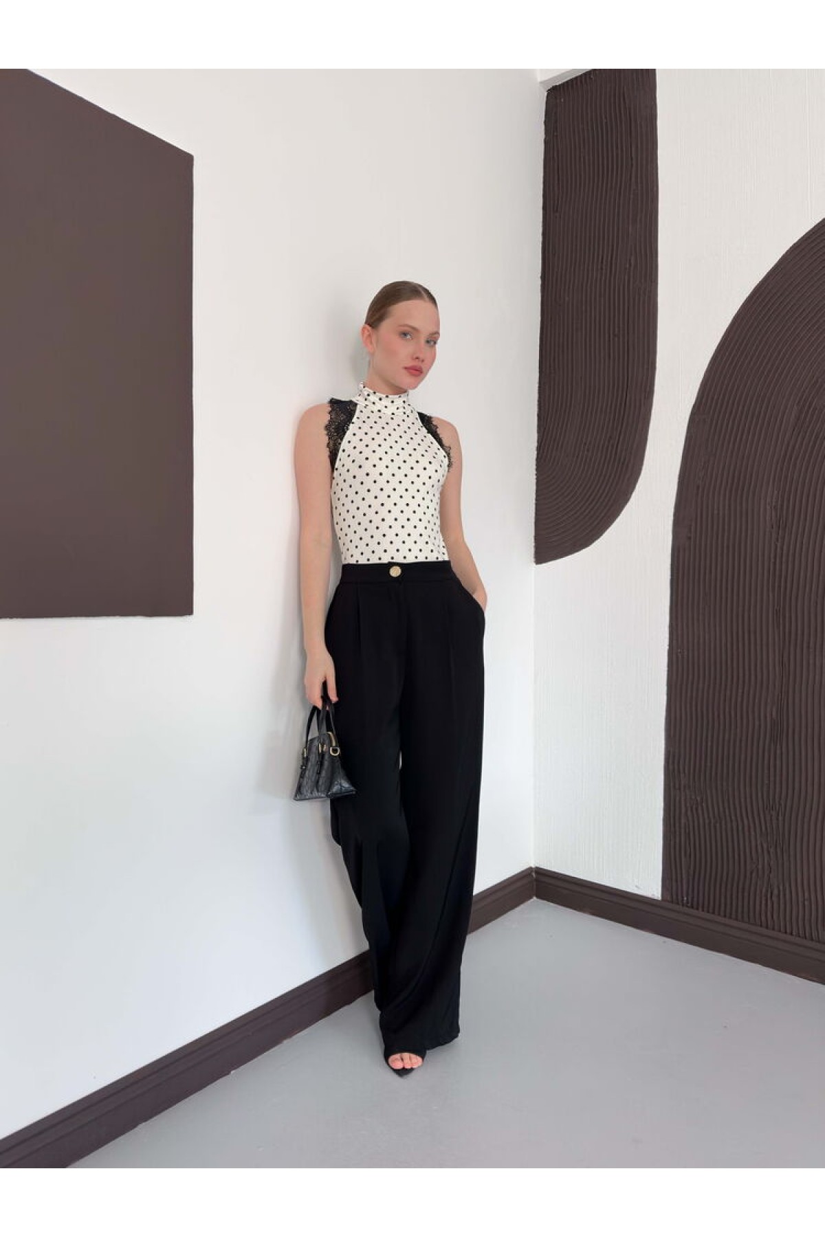 D 3014 PUANTİYELİ BALIKCI YAKA SIFIR KOL DANTEL DETAYLI BLUZ - KREM